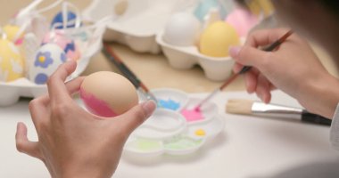 Renkli Paskalya yortusu yumurta boyama 