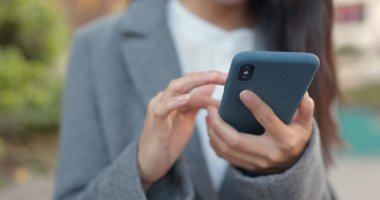 Cep telefonu iş kadını göz 