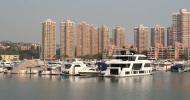 Tuen Mun, Hong Kong - 22 Mart, 2018: Hong Kong Cruise tayfun sığınak içinde 