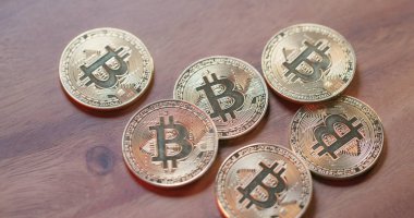 Bitcoins ahşap masa üzerinde kapat