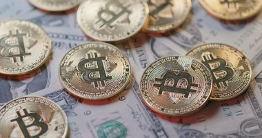 Bitcoins ve YTL banknotlar yığını