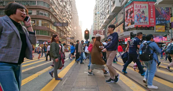 North Point Hong Kong Março 2018 Pessoas Cruzando Estrada Com — Fotografia de Stock