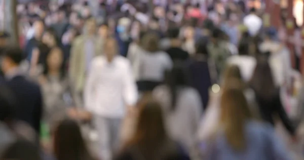 Bokeh Pessoas Cruzando Rua Noite — Fotografia de Stock