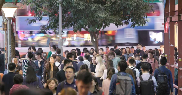 Козуэй Бей Гонконг Марта 2018 Года Люди Переходящие Улицу Ночью — стоковое фото