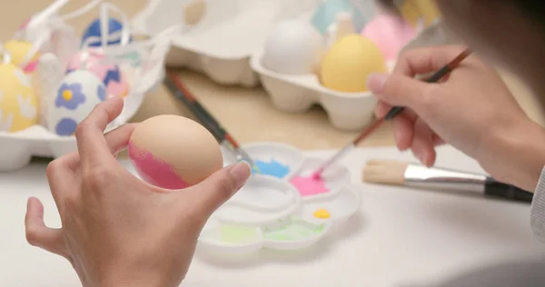 Painting Colorful Easter Egg — Stock Photo, Image