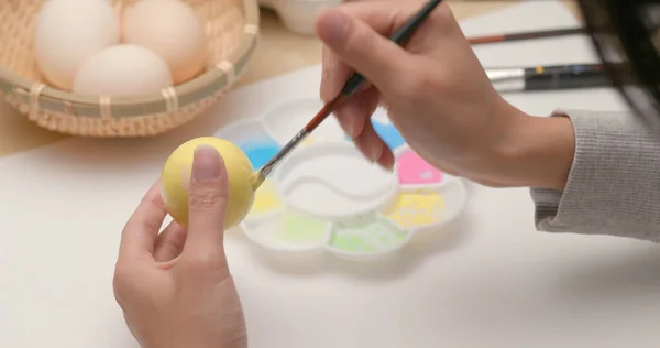 Colorir Ovos Easter Com Mãos Uma Escova Com Pinturas Aquarela — Fotografia de Stock