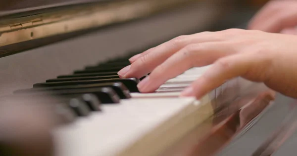 Man Spelar Piano Hemma — Stockfoto