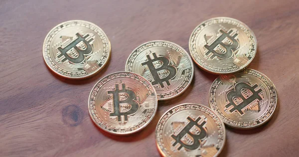 Bitcoins Auf Holztisch Aus Nächster Nähe — Stockfoto