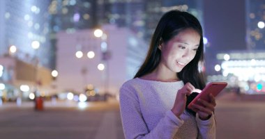 Online cep telefonu kullanan kadın 