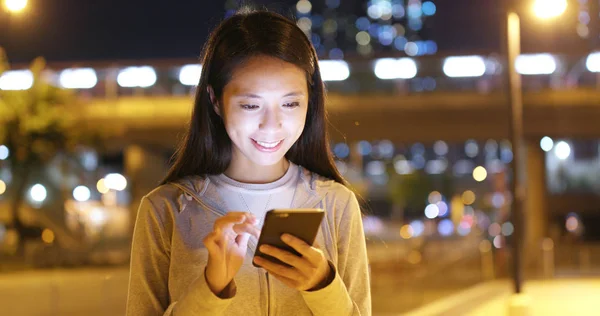 Jovem Mulher Usando Smartphone Cidade Noite — Fotografia de Stock