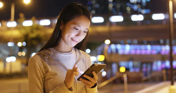 Mujer Usando Smartphone Aire Libre — Foto de Stock