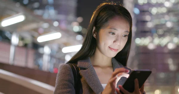 Mujer Negocios Leer Teléfono Inteligente Por Noche —  Fotos de Stock