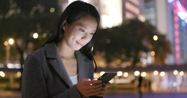 Empresaria Usando Smartphone Ciudad Por Noche — Foto de Stock