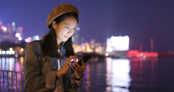 Jovem Mulher Usando Telefone Celular Noite — Fotografia de Stock