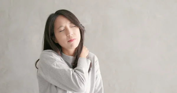 Woman Feeling Shoulder Pain — Stock Photo, Image
