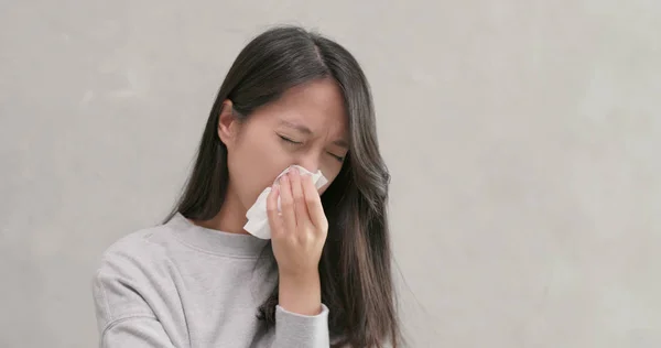 Mujer Sintiéndose Enferma Estornudando — Foto de Stock