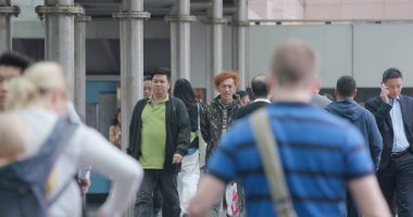 Merkez, Hong Kong - 28 Şubat, 2018: Hong Kong şehrinde yürüyüş insanlar 