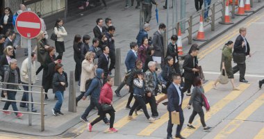 Merkez, Hong Kong - 28 Şubat, 2018: sokakta yürüyen insanlar, kalabalık 