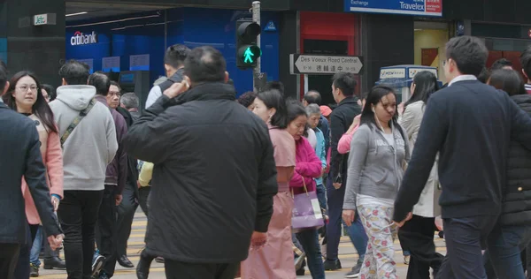 Central Hong Kong Febrero 2018 Gente Cruzando Calle Ciudad Hong — Foto de Stock