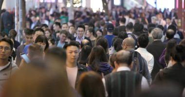 Causeway Bay, Hong Kong - 17 Mart, 2018: sokakta yürürken insanlar 