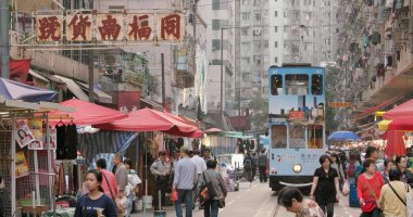 North Point, Hong Kong - 16 Mart, 2018: Hong Kong ıslak pazar yol geçtikten tramvay ile 