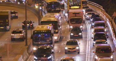 Causeway Bay, Hong Kong - 23 Mart, 2018: Hong Kong trafik sıkışıklığı geceleri 