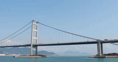 Ma wan, Hong Kong - 02 Nisan, 2018: Tsing ma bridge mavi gökyüzü ile 