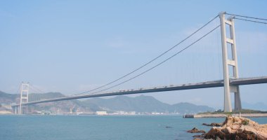 Ma wan, Hong Kong - 02 Nisan, 2018: Tsing ma bridge mavi gökyüzü ile 