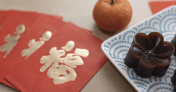 中国红枣糕和红包字意味着农历新年好运 — 图库照片