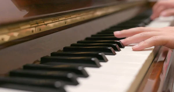 Man Spelar Piano Hemma — Stockfoto