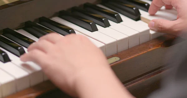 Man Spelar Piano Hemma — Stockfoto