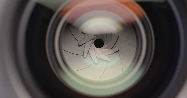 카메라 렌즈의 조리개를 — 스톡 사진