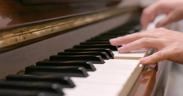 Чоловік Грає Піаніно Вдома — стокове фото