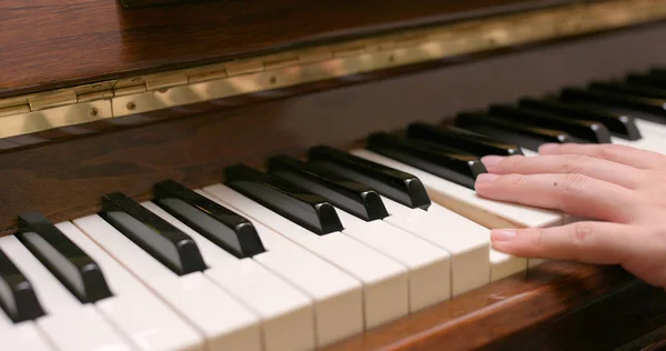 Ember Gyakorlat Zongorára Otthon — Stock Fotó