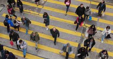 Mong Kok, Hong Kong - 28 Şubat, 2018: üstten görünüm insanlar yol geçtikten 