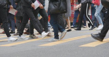 Merkez, Hong Kong - 28 Şubat, 2018: Hong Kong, şehirde sokakta yürüyen insanlar 