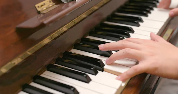 Hombre Toca Piano Casa — Foto de Stock