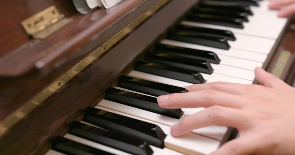 Man Die Thuis Piano Speelt — Stockfoto