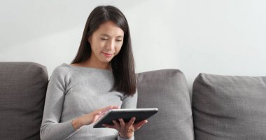 Tablet için online evde kullanan kadın 