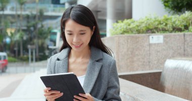 İş kadını işe City tablet bilgisayarda 