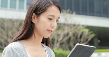 şehirde cep telefonu kullanan kadın 