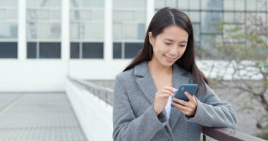 Hong Kong Smartphone kullanarak iş kadını 