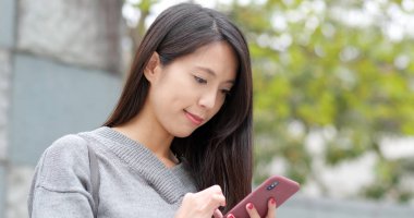 Cep telefonu için sesli mesaj kullanan kadın 