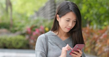 Cep telefonu için sesli mesaj kullanan kadın 