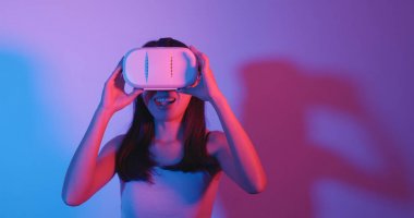 Kadın oyun Vr aygıt ile kırmızı ve mavi ışık ile