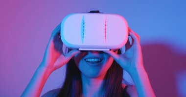 Vr deneyimi sırasında hava dokunmadan kadın