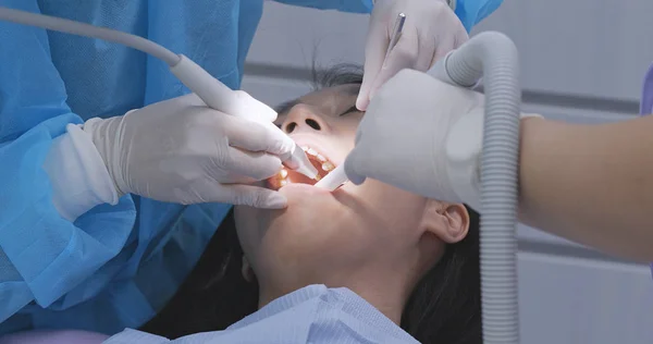 Mulher Dentista Trabalhando Seus Pacientes Dentes — Fotografia de Stock