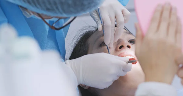 Vrouw Controleren Haar Tanden Tandheelkundige Kantoor — Stockfoto