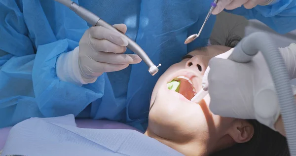 Mulher Examinando Dentes Consultório Odontológico — Fotografia de Stock