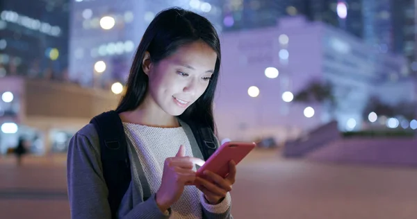 Mujer Mira Teléfono Celular Ciudad Por Noche — Foto de Stock